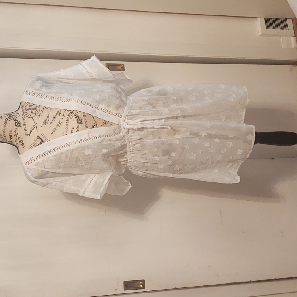 Beautiful NWT White Star Oasis Swimsuit Cover Up